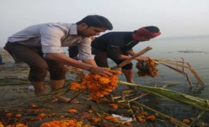 भाजपा पूर्वांचल मोर्चा ने यमुना घाट पर चलाया स्वच्छता अभियान
