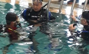 दिव्यांग जवानों को स्कूवा डाइविंग करते देख खेल मंत्री भी उतरे पूल में