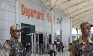 दिल्ली हवाईअड्डे से सोना तस्कर गिरफ्तार