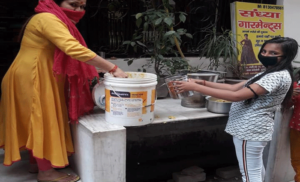 बुराडी में पत्रकार संध्या कुमारी करवा रही है भोजन वितरण
