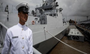चक्रवात : नौसेना की टीम मुंबई में तैयार