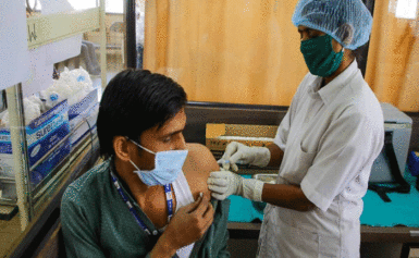एक अरब टीकों ‌से जागा, आत्मनिर्भरता का भाव